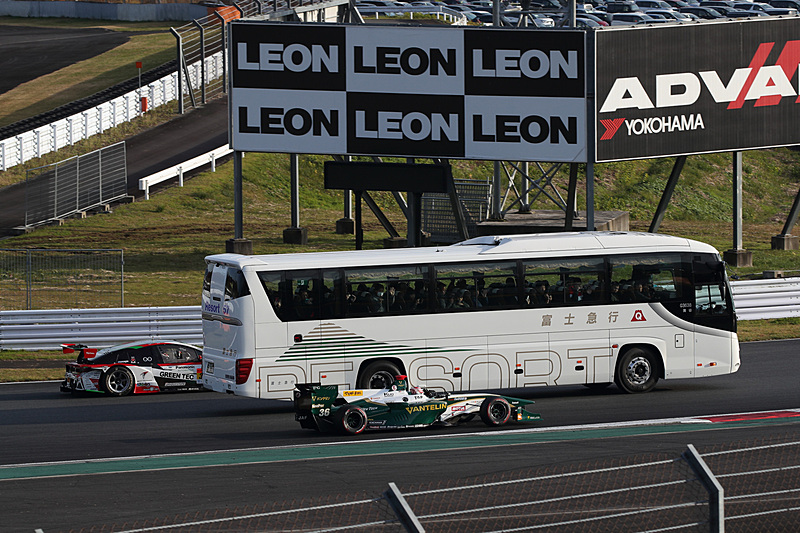 各マシンのドライバーのサービス精神により、さまざまなマシンがバスとランデブー走行したり、ホームストレートで猛スピードで追い抜きをしたりと車内の来場者を楽しませる