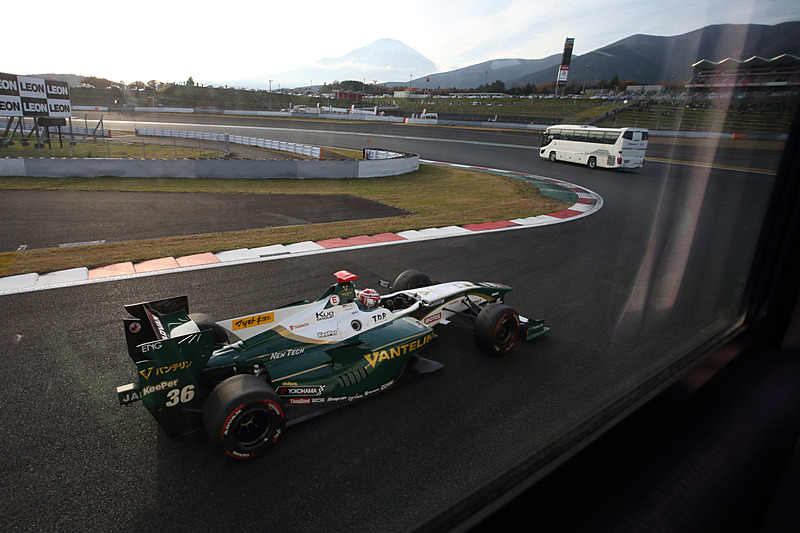 各マシンのドライバーのサービス精神により、さまざまなマシンがバスとランデブー走行したり、ホームストレートで猛スピードで追い抜きをしたりと車内の来場者を楽しませる