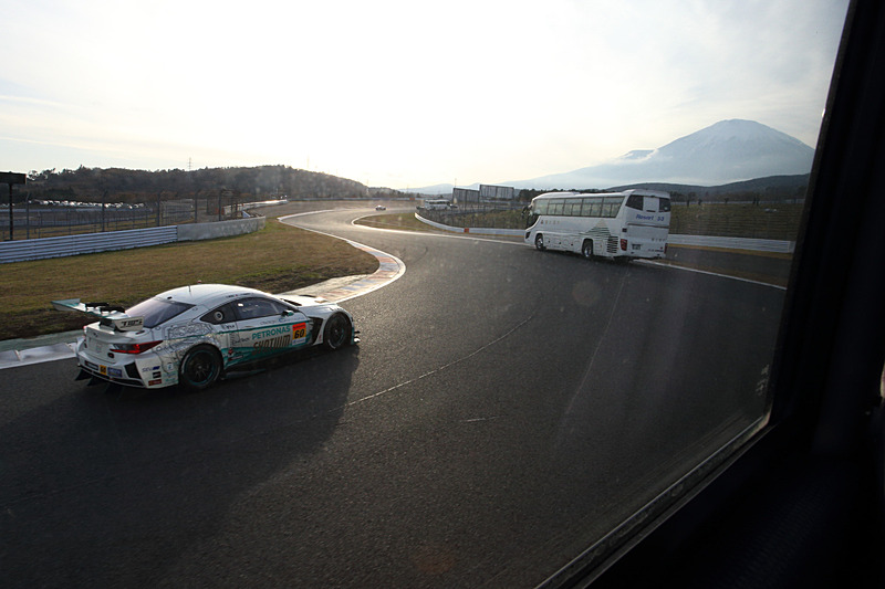 各マシンのドライバーのサービス精神により、さまざまなマシンがバスとランデブー走行したり、ホームストレートで猛スピードで追い抜きをしたりと車内の来場者を楽しませる