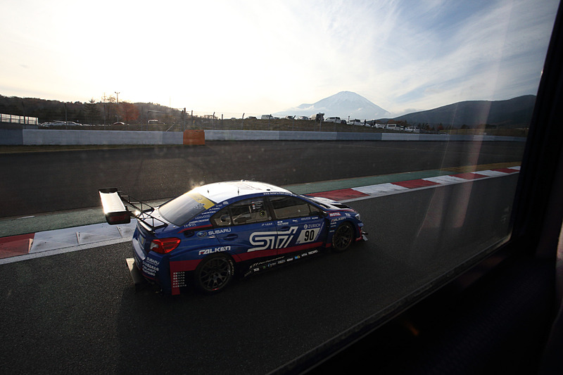 各マシンのドライバーのサービス精神により、さまざまなマシンがバスとランデブー走行したり、ホームストレートで猛スピードで追い抜きをしたりと車内の来場者を楽しませる