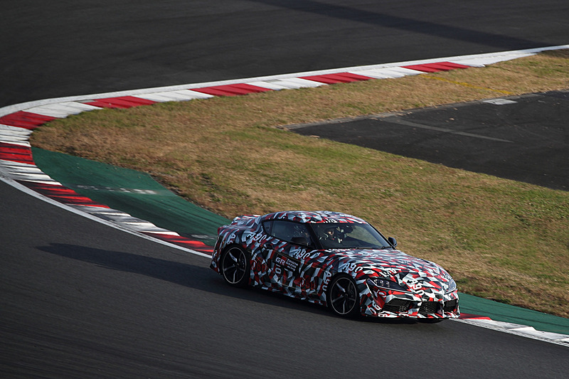 富士スピードウェイの国際レーシングコースを走行する新型スープラ 試作車