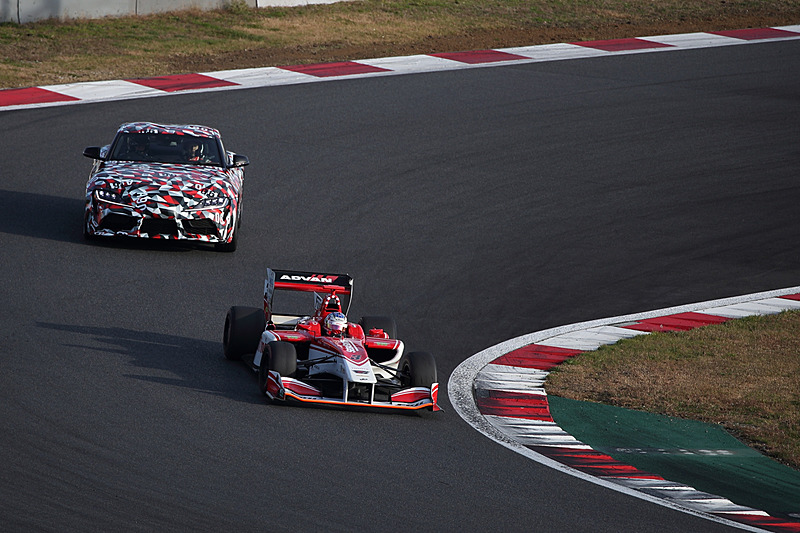 サーキットサファリでは異なるカテゴリーのマシンが混走することも魅力の1つ