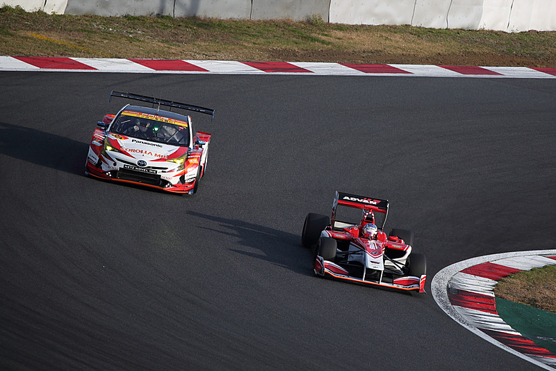 サーキットサファリでは異なるカテゴリーのマシンが混走することも魅力の1つ