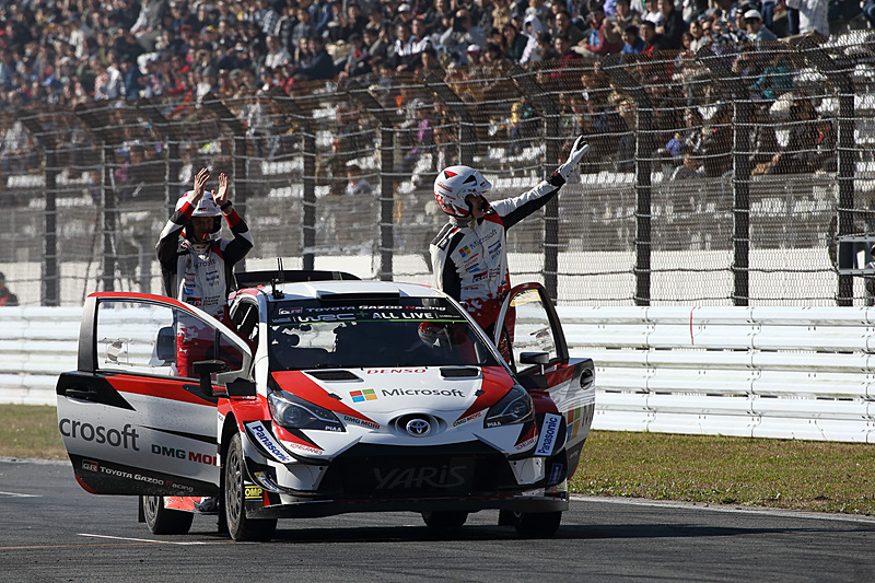 タイム計測後、タナック選手とヤルヴェオヤ選手の2人は走行を続けるマシンによじ登るようにしてグランドスタンドの来場者にアピール