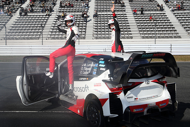 タイム計測後、タナック選手とヤルヴェオヤ選手の2人は走行を続けるマシンによじ登るようにしてグランドスタンドの来場者にアピール