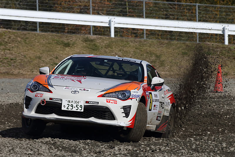 SS2は土砂のある駐車場を使ったグラベルコース