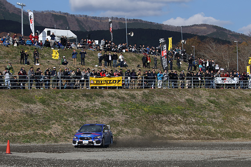 滑りやすい路面のため、各マシンとも旋回するコーンのはるか手前からマシンを横向きにする。やはりWRCマシンのヤリスWRCは迫力が段違いだ