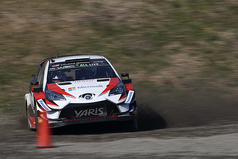 滑りやすい路面のため、各マシンとも旋回するコーンのはるか手前からマシンを横向きにする。やはりWRCマシンのヤリスWRCは迫力が段違いだ