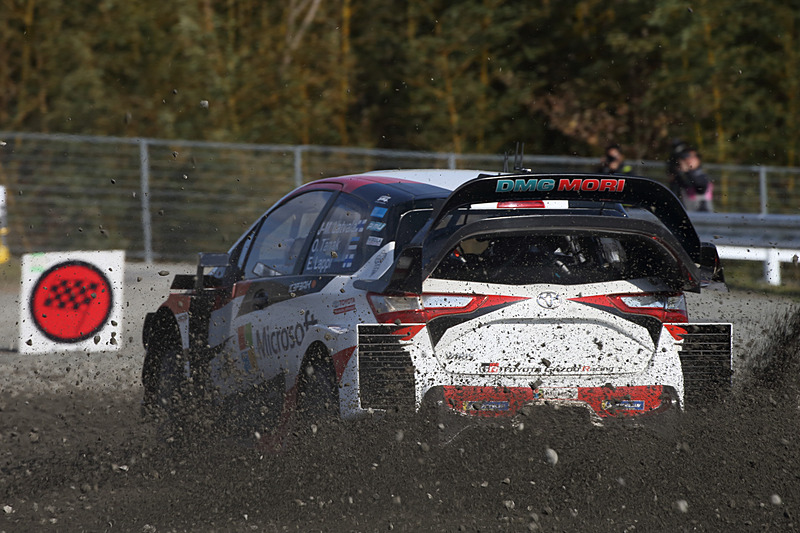 滑りやすい路面のため、各マシンとも旋回するコーンのはるか手前からマシンを横向きにする。やはりWRCマシンのヤリスWRCは迫力が段違いだ