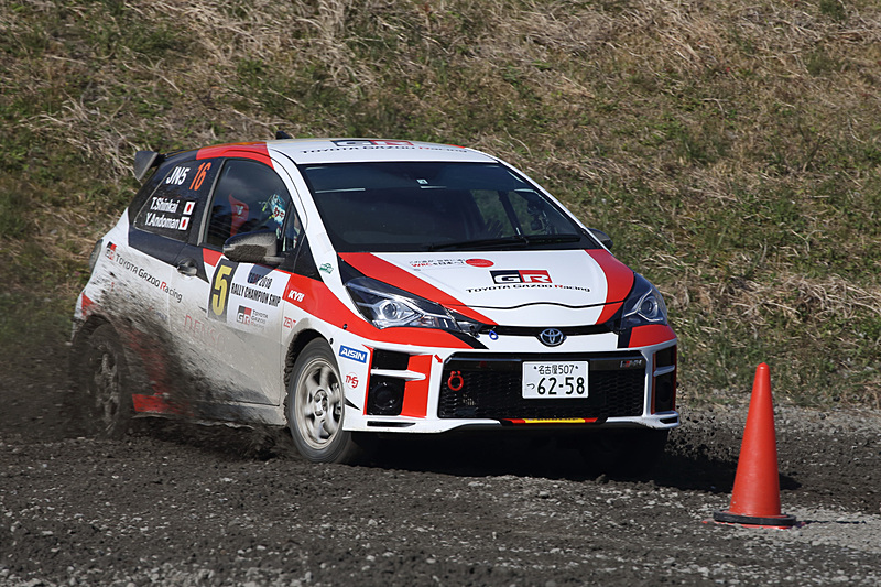 激しい走行でコースは至るところに大きな段差が生まれ、時には跳ね上がるような姿勢で走り抜けていく