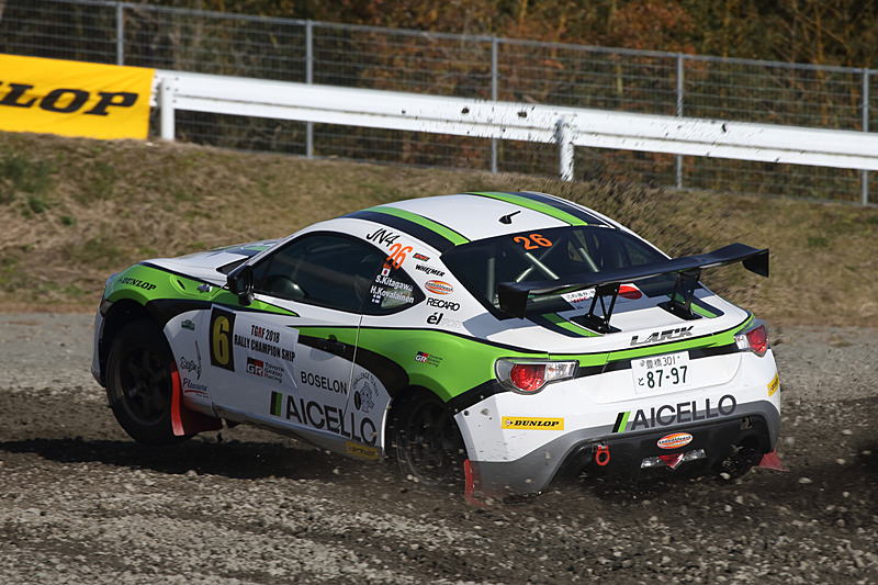 激しい走行でコースは至るところに大きな段差が生まれ、時には跳ね上がるような姿勢で走り抜けていく