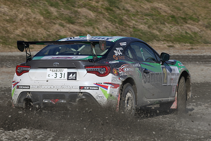 激しい走行でコースは至るところに大きな段差が生まれ、時には跳ね上がるような姿勢で走り抜けていく