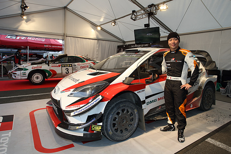 Aパドックに設置された「WRCサービスパーク」に置かれたヤリスWRCと「セリカ GT-Four（ST185）」。右側に立っているのは勝田貴元選手