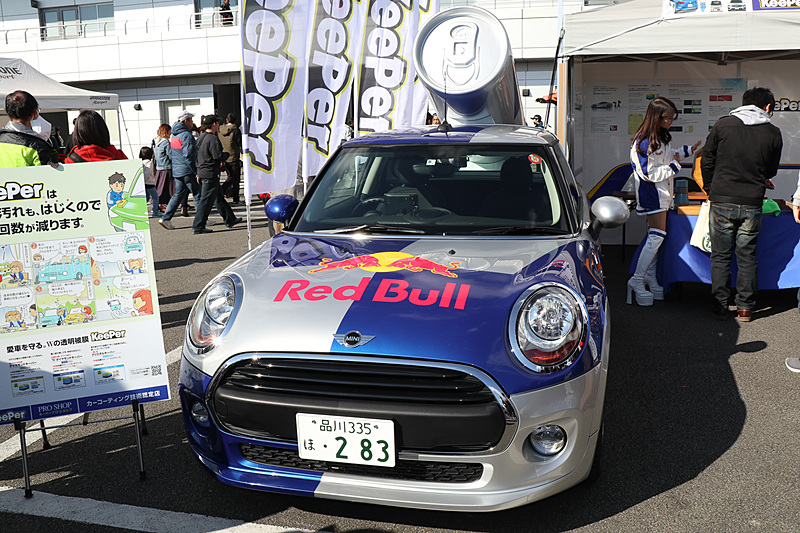 レッドブルのサンプリングカーである「MINI」のボディに、運転席側だけ「ダイヤモンドキーパー」でコーティング