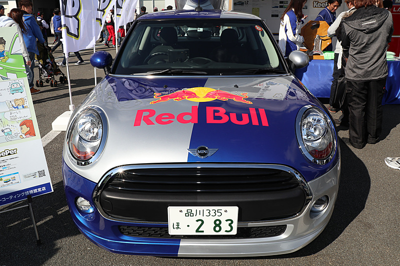 レッドブルのサンプリングカーである「MINI」のボディに、運転席側だけ「ダイヤモンドキーパー」でコーティング