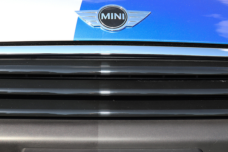レッドブルのサンプリングカーである「MINI」のボディに、運転席側だけ「ダイヤモンドキーパー」でコーティング