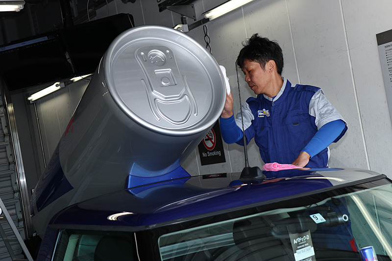 ブースから少し離れ、水の使用が許可されたピットビルBでコーティングの施工デモを披露。午前中にくじ引きで当選した来場者の車両にもコーティングが行なわれていた