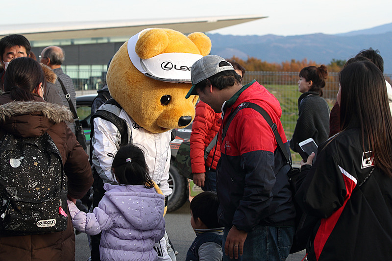 パドック内では「レクサス くま吉」も人気を集めていた
