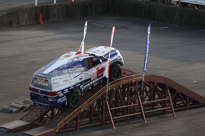 登坂路を走行する「トヨタ ランドクルーザー」