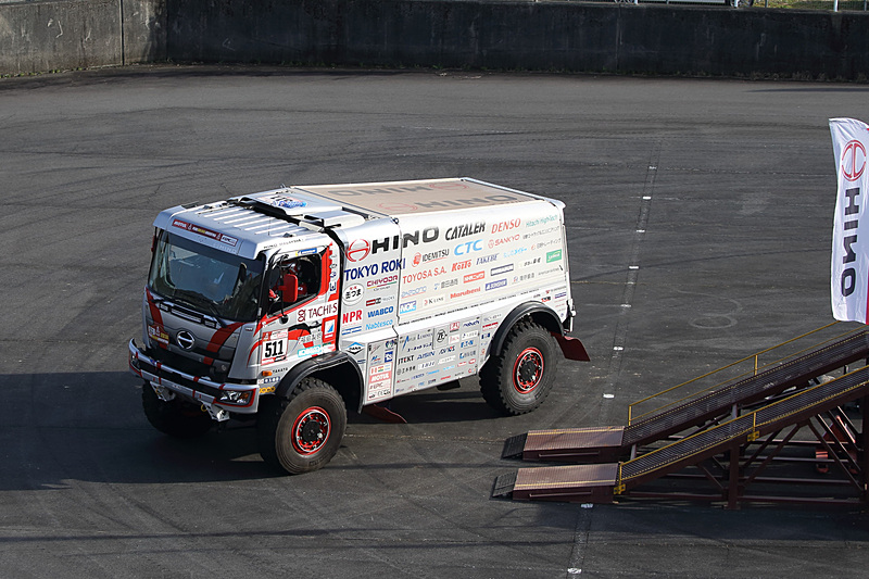 2台の「ダカールラリー」参戦車の同乗試乗も行なわれた