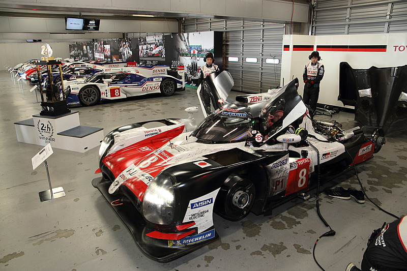 ピットエリアの展示車両