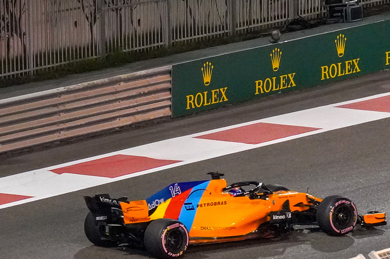 アロンソ選手のヘルメットなどを意識したスペシャルカラーで走るフェルナンド・アロンソ選手（14号車 マクラーレン・ルノー）