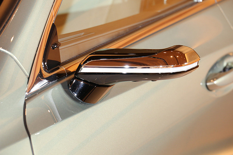 世界初採用の「デジタルアウターミラー」（ES300h“version L”にオプション設定。21万6000円高）