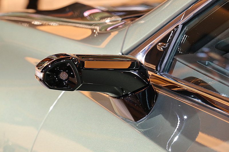 世界初採用の「デジタルアウターミラー」（ES300h“version L”にオプション設定。21万6000円高）