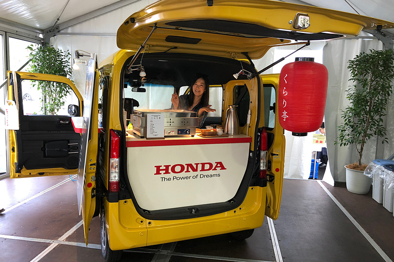 ホンダ・クラリティ PHEVのテント内に、この日のために用意してくれたN-VANのおでん屋台「くらり亭」。電源をクラリティ PHEVから取って、熱々のおでんをご馳走してくれました。私も老後はこんな屋台で全国を旅して回るのが夢です（笑）