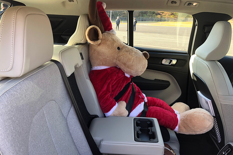 ボルボ・XC40の後席に乗り込もうとドアを開けたら、こんなに大きなエルクのサンタさんが（笑）。スウェーデンといえば、エルクですよね。最近、このエルクをモチーフにした「moz」という雑貨ブランドが大人気なんですが、それもスウェーデン生まれなんだそうです