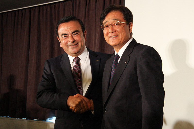 2016年に日産自動車と三菱自動車工業が資本業務提携を発表したときのカルロス・ゴーン氏（左）と益子修氏（右）