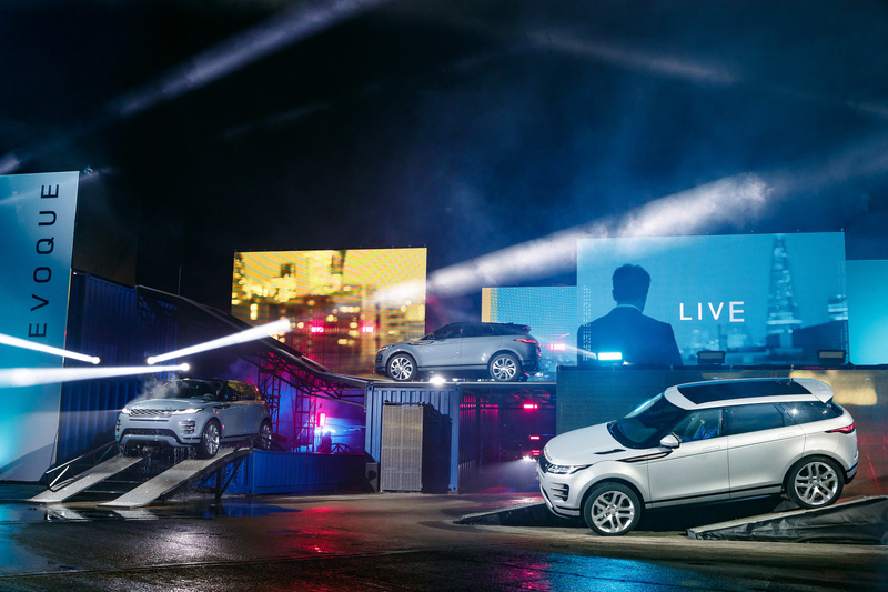 新型イヴォークの発表会の様子。イヴォークは世界販売台数77万2096台以上を記録した、ラグジュアリーコンパクトSUV市場のパイオニア的存在