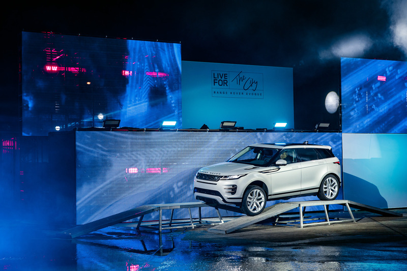 新型イヴォークの発表会の様子。イヴォークは世界販売台数77万2096台以上を記録した、ラグジュアリーコンパクトSUV市場のパイオニア的存在