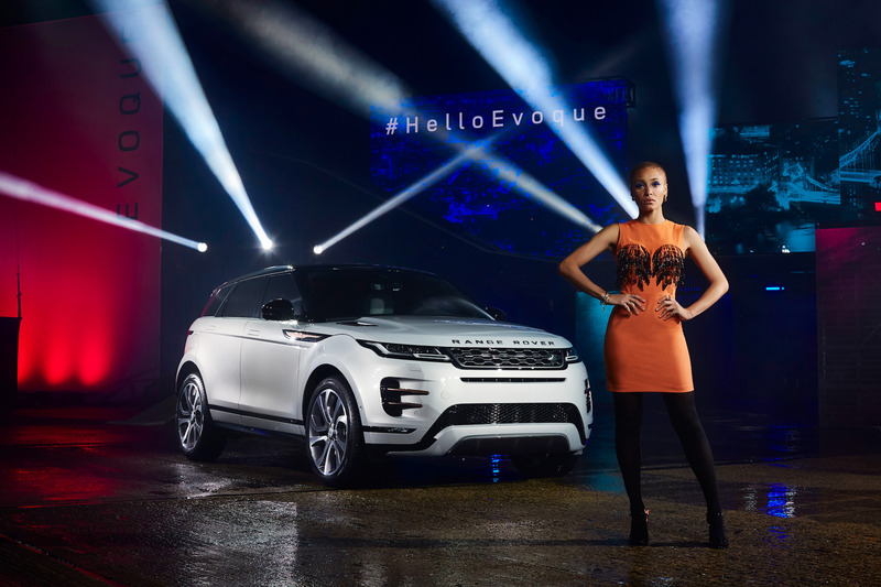 新型イヴォークの発表会の様子。イヴォークは世界販売台数77万2096台以上を記録した、ラグジュアリーコンパクトSUV市場のパイオニア的存在