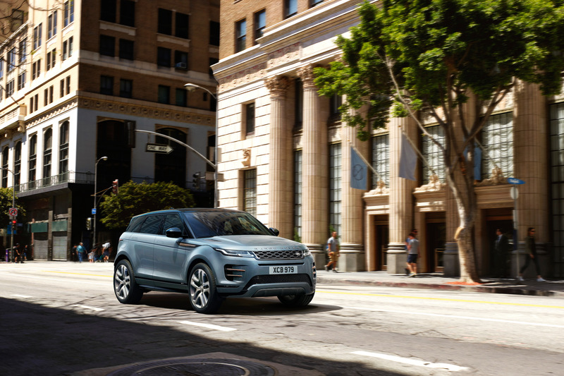 新型イヴォークでは新型プレミアム・トランスバース・アーキテクチャーを採用し、全長を4370mmと従来モデルと同等としながらホイールベースを長くするなど、車内空間を広く取っているのが特徴の1つ