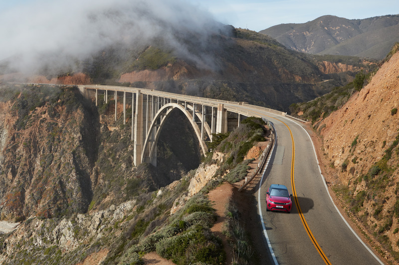 新型イヴォークでは新型プレミアム・トランスバース・アーキテクチャーを採用し、全長を4370mmと従来モデルと同等としながらホイールベースを長くするなど、車内空間を広く取っているのが特徴の1つ