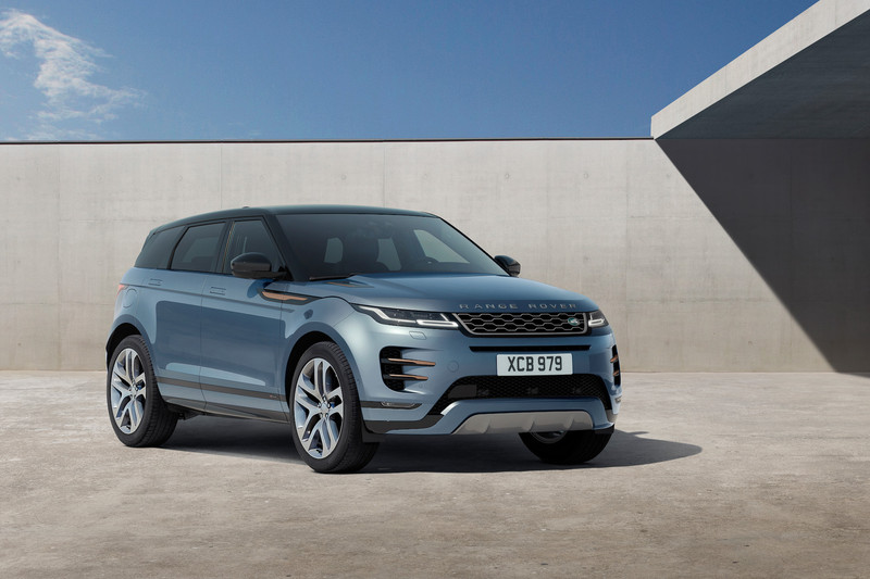 新型イヴォークでは新型プレミアム・トランスバース・アーキテクチャーを採用し、全長を4370mmと従来モデルと同等としながらホイールベースを長くするなど、車内空間を広く取っているのが特徴の1つ