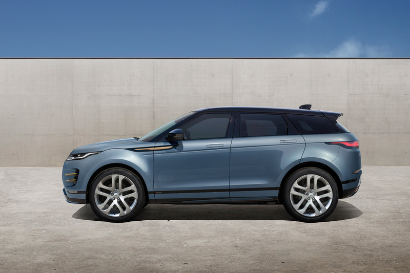 新型イヴォークでは新型プレミアム・トランスバース・アーキテクチャーを採用し、全長を4370mmと従来モデルと同等としながらホイールベースを長くするなど、車内空間を広く取っているのが特徴の1つ