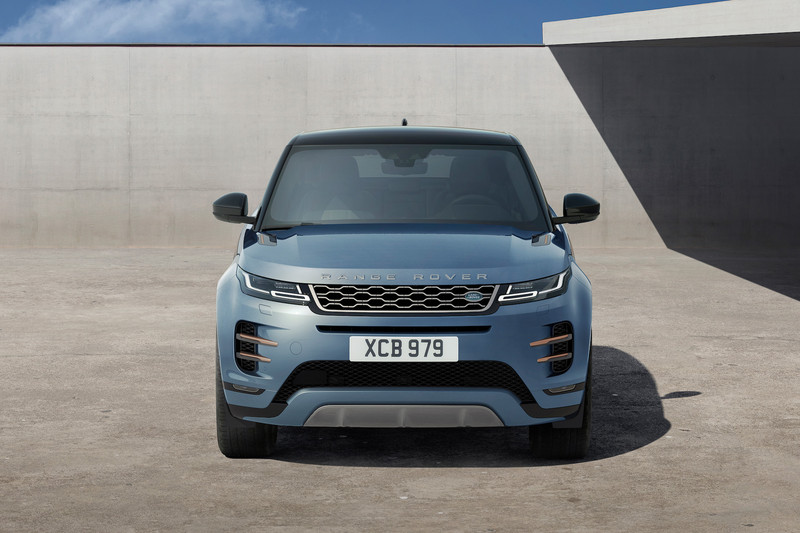 新型イヴォークでは新型プレミアム・トランスバース・アーキテクチャーを採用し、全長を4370mmと従来モデルと同等としながらホイールベースを長くするなど、車内空間を広く取っているのが特徴の1つ