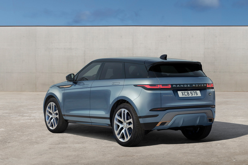 新型イヴォークでは新型プレミアム・トランスバース・アーキテクチャーを採用し、全長を4370mmと従来モデルと同等としながらホイールベースを長くするなど、車内空間を広く取っているのが特徴の1つ