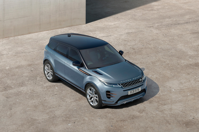 新型イヴォークでは新型プレミアム・トランスバース・アーキテクチャーを採用し、全長を4370mmと従来モデルと同等としながらホイールベースを長くするなど、車内空間を広く取っているのが特徴の1つ