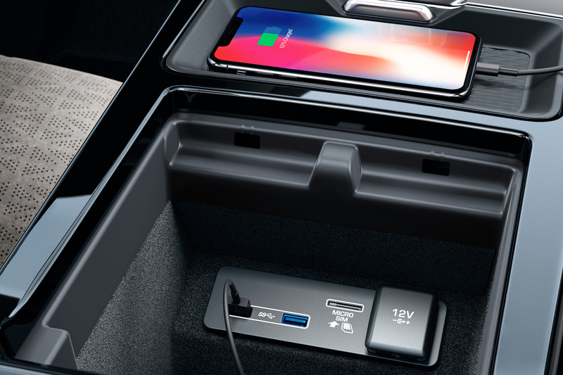 新型イヴォークのインテリア。AI（人工知能）アルゴリズムによりドライバーの好みや行動パターンを学習し、ドライバーをサポートする「スマート・セッティング」をランドローバーとして初採用