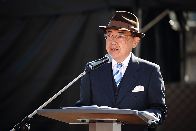 今年も中島秀之氏の解説とともにクラシックカーパレードはスタートした