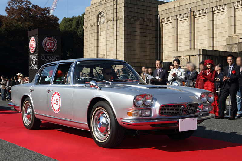 今年も中島秀之氏の解説とともにクラシックカーパレードはスタートした