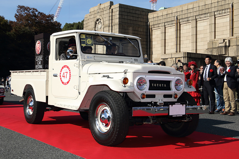 今年も中島秀之氏の解説とともにクラシックカーパレードはスタートした