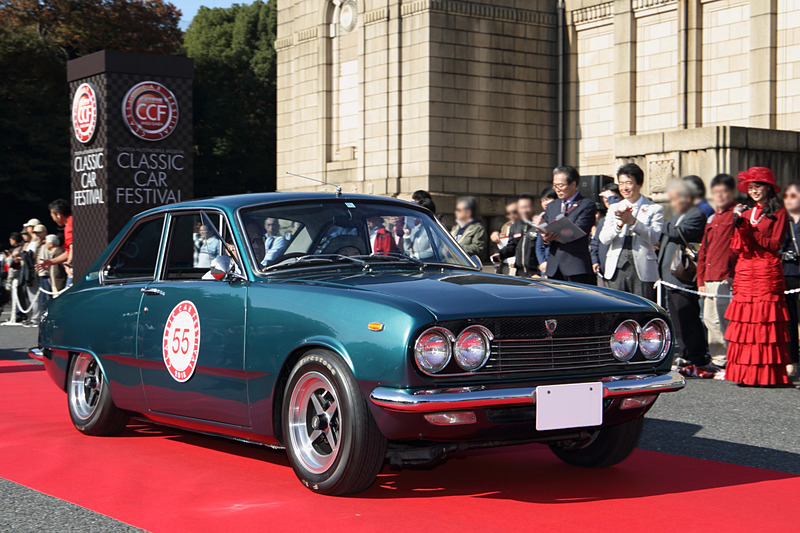 今年も中島秀之氏の解説とともにクラシックカーパレードはスタートした