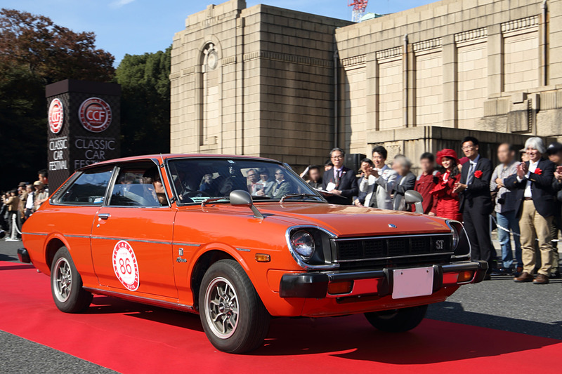 今年も中島秀之氏の解説とともにクラシックカーパレードはスタートした