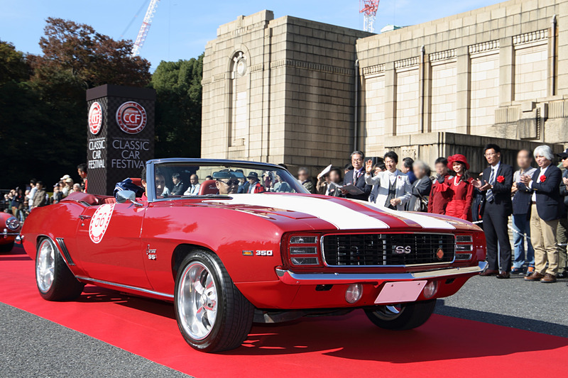今年も中島秀之氏の解説とともにクラシックカーパレードはスタートした
