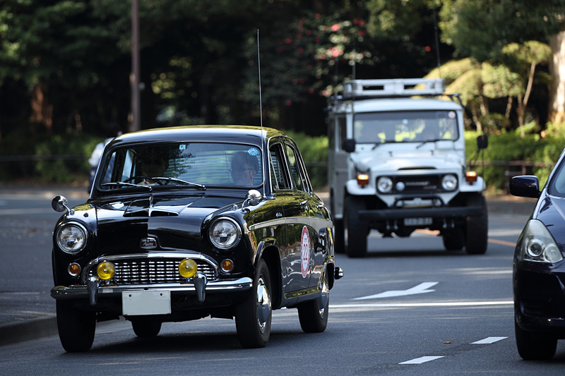 今年も中島秀之氏の解説とともにクラシックカーパレードはスタートした