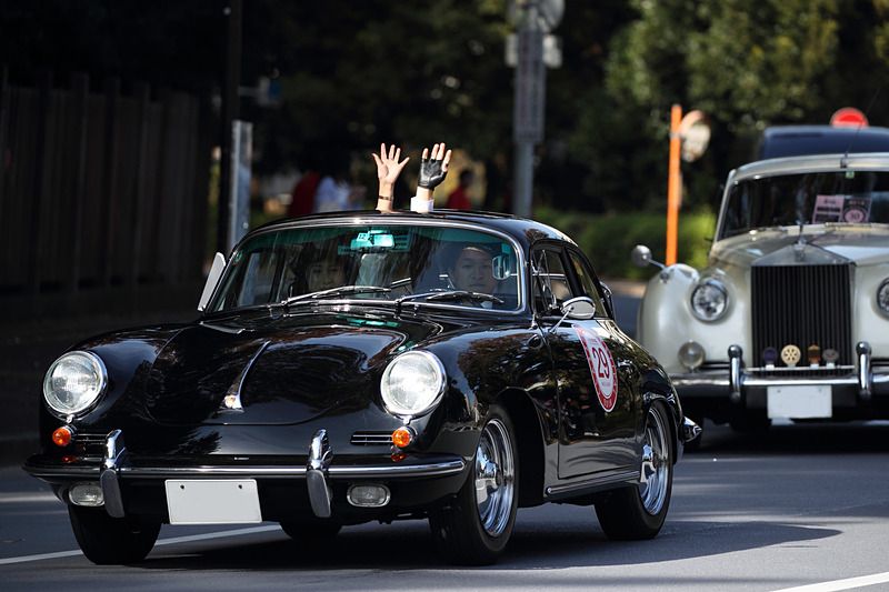 今年も中島秀之氏の解説とともにクラシックカーパレードはスタートした